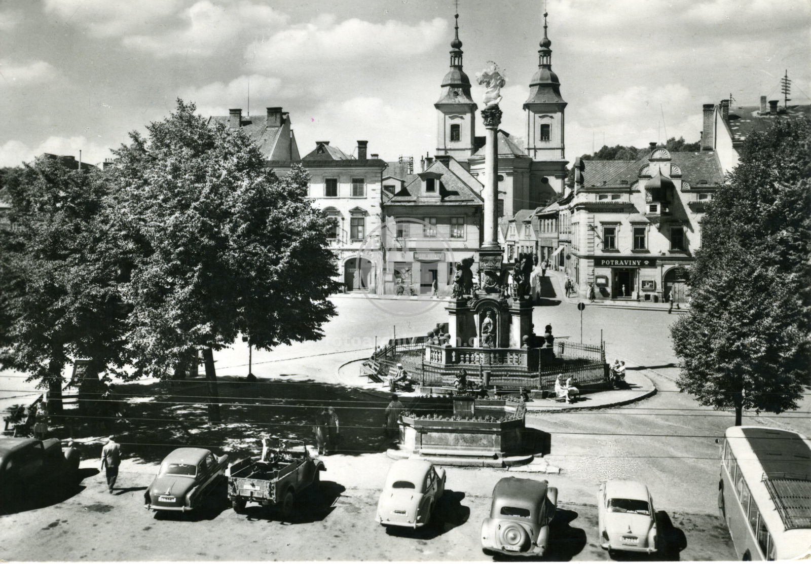 Fotografie - Západní část náměstí Míru [Masarykovo náměstí], vpředu Mariánské sousoší a kašna