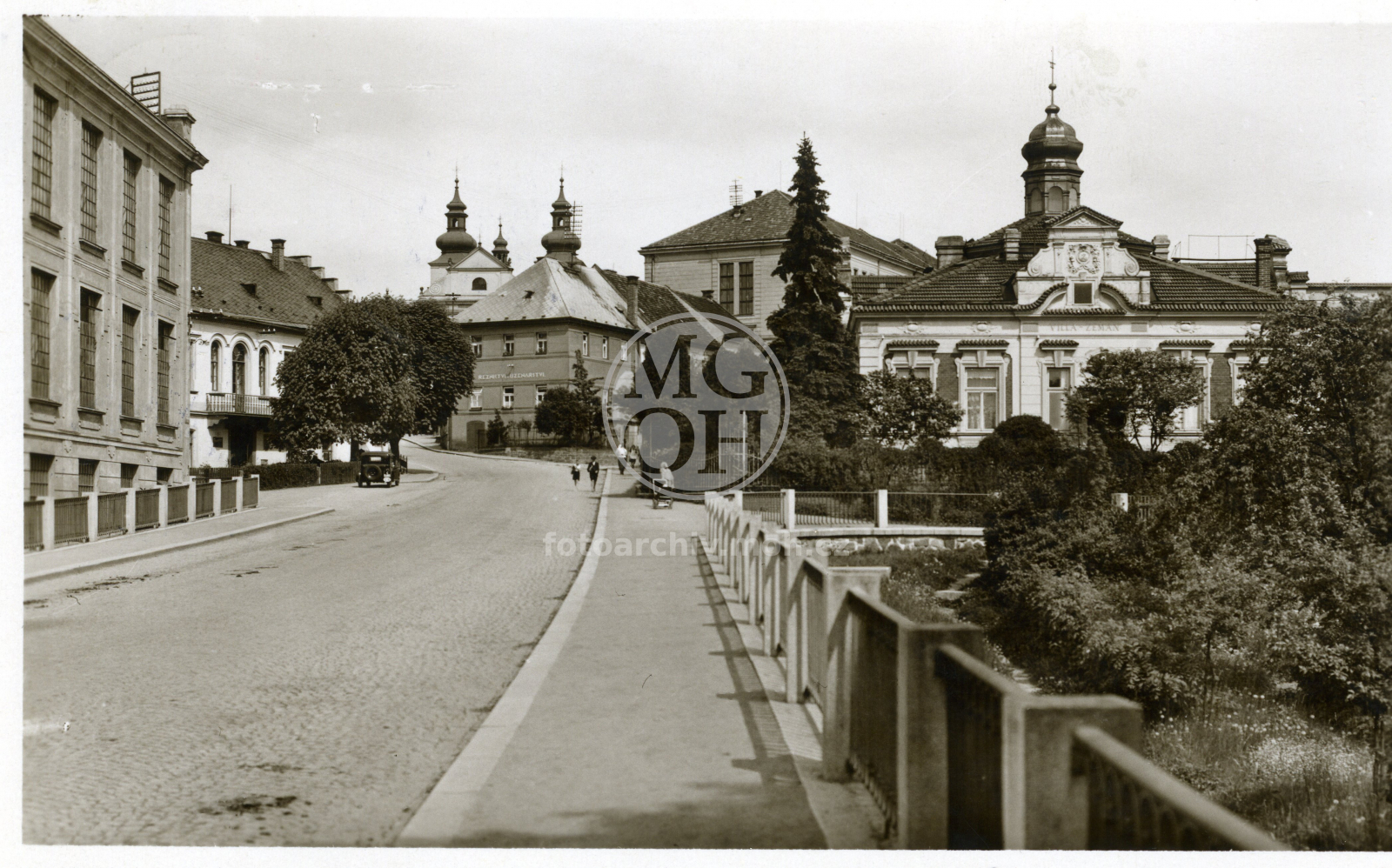 Fotografie - Pohled z kamenného mostu směrem k náměstí (vpravo Zemanova vila)