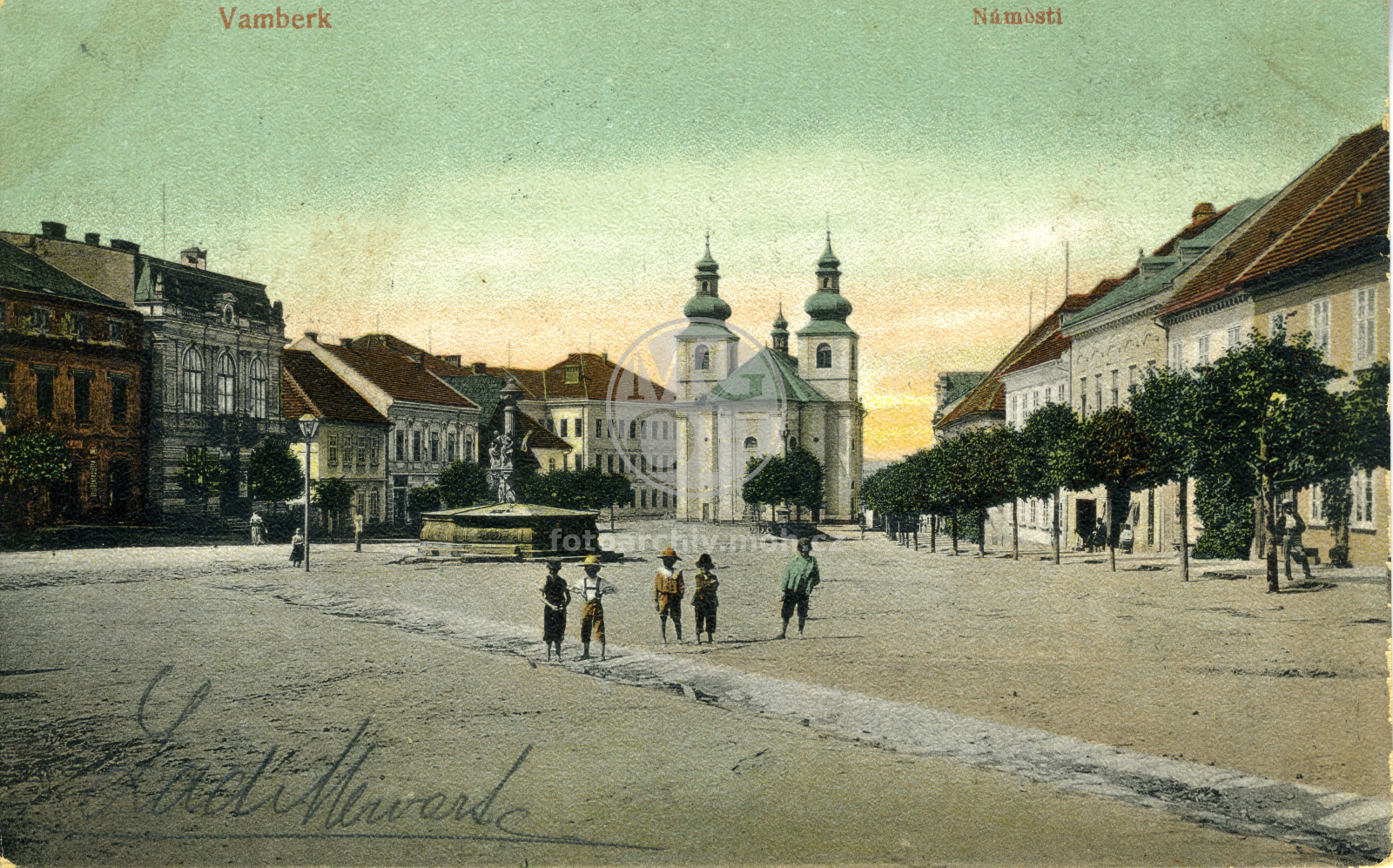 Fotografie - Náměstí - pohled na západní část náměstí (kostel, škola, radnice)