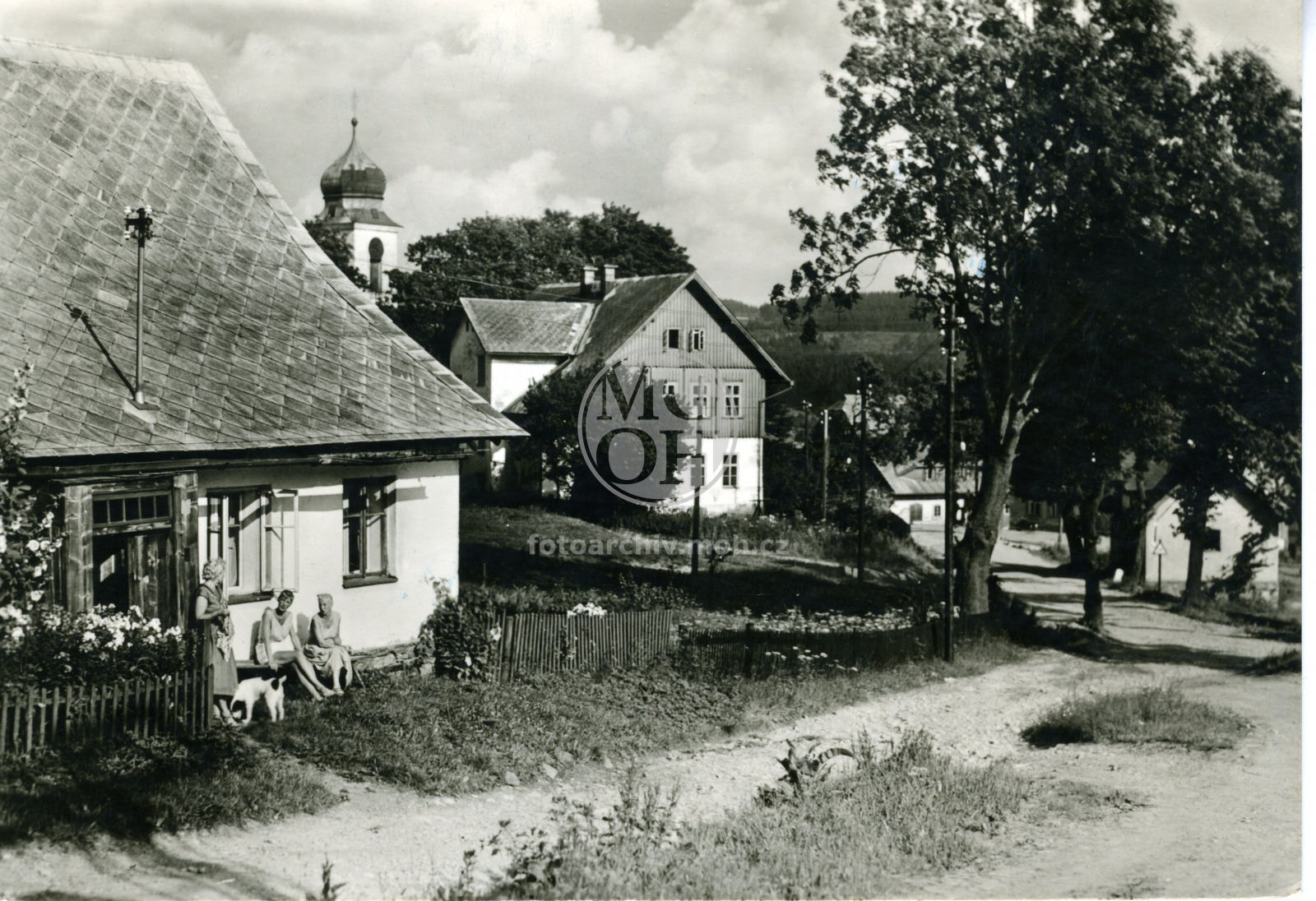 Fotografie - Část obce nedaleko kostela