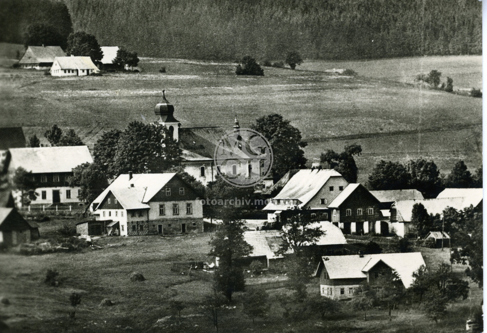 Fotografie - Část obce u kostela