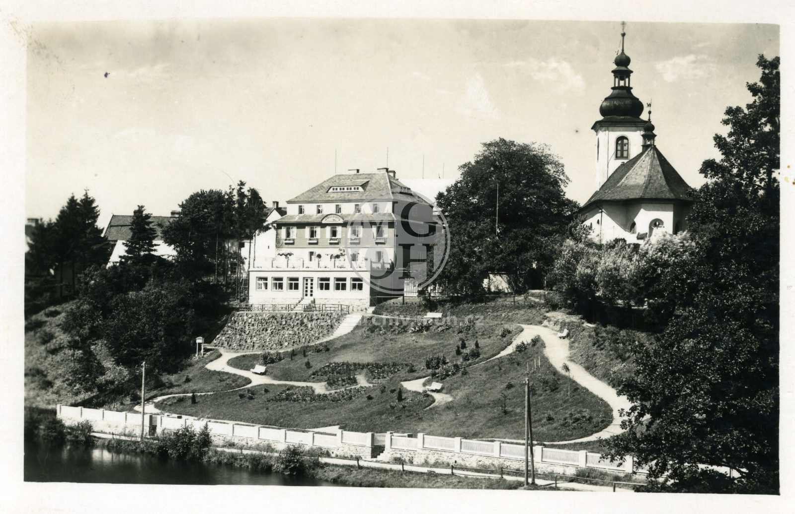 Fotografie - Hotel Markrabí, pohled od koupaliště (další názvy: Pension Sonnenhof, hotel Orličan???)