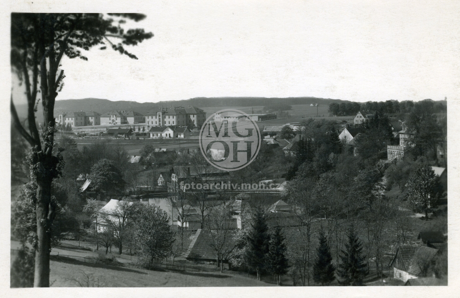 Fotografie - Pohled na jižní část města (kasárna a nádraží)