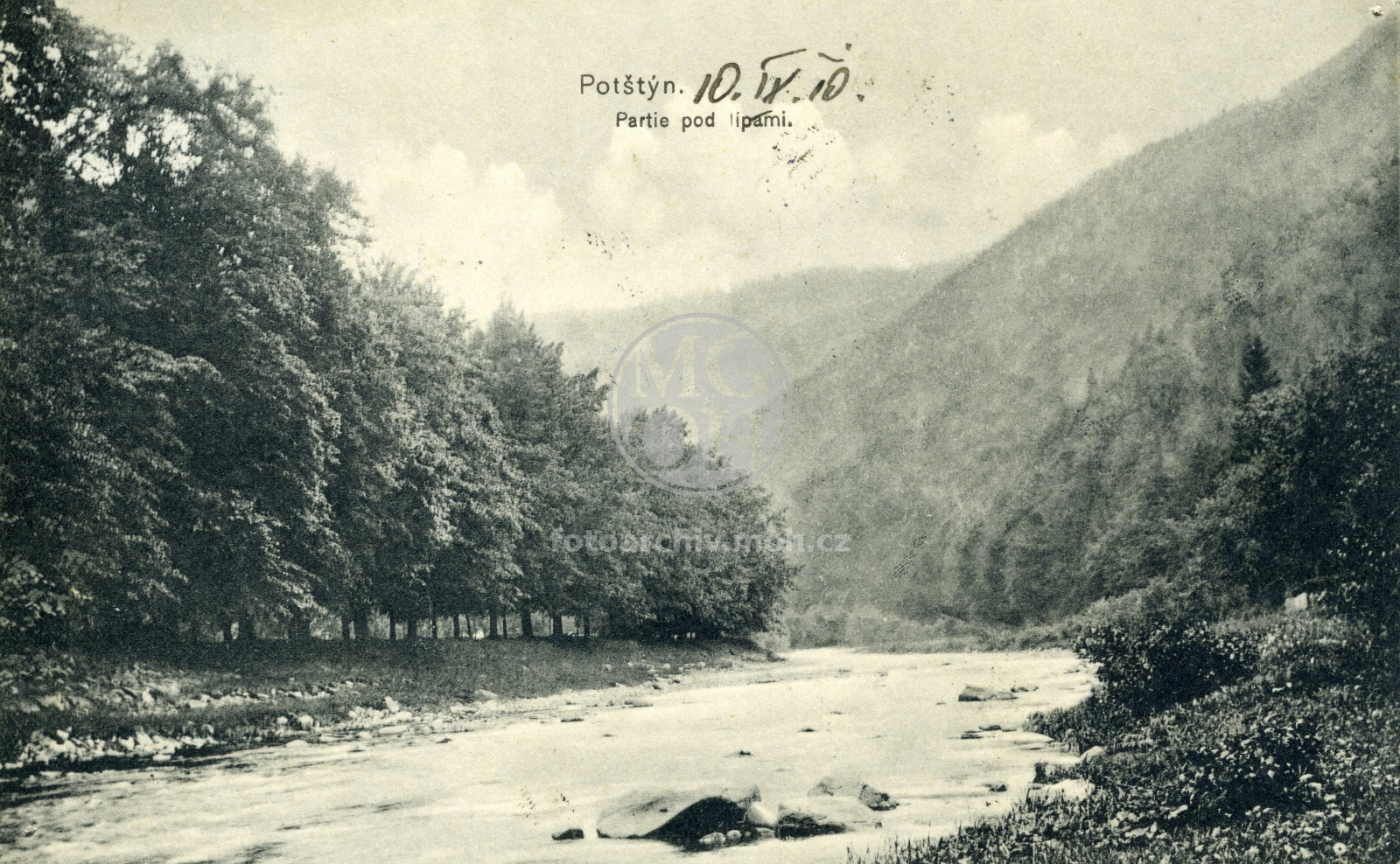 Fotografie - Pod lipami