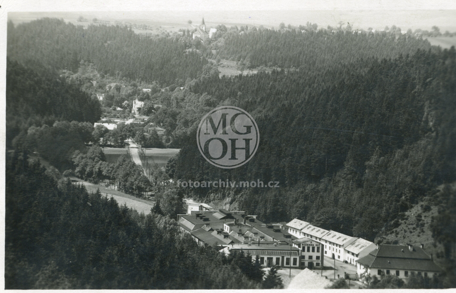 Fotografie - Pohled na obec, vpředu Růženina huť
