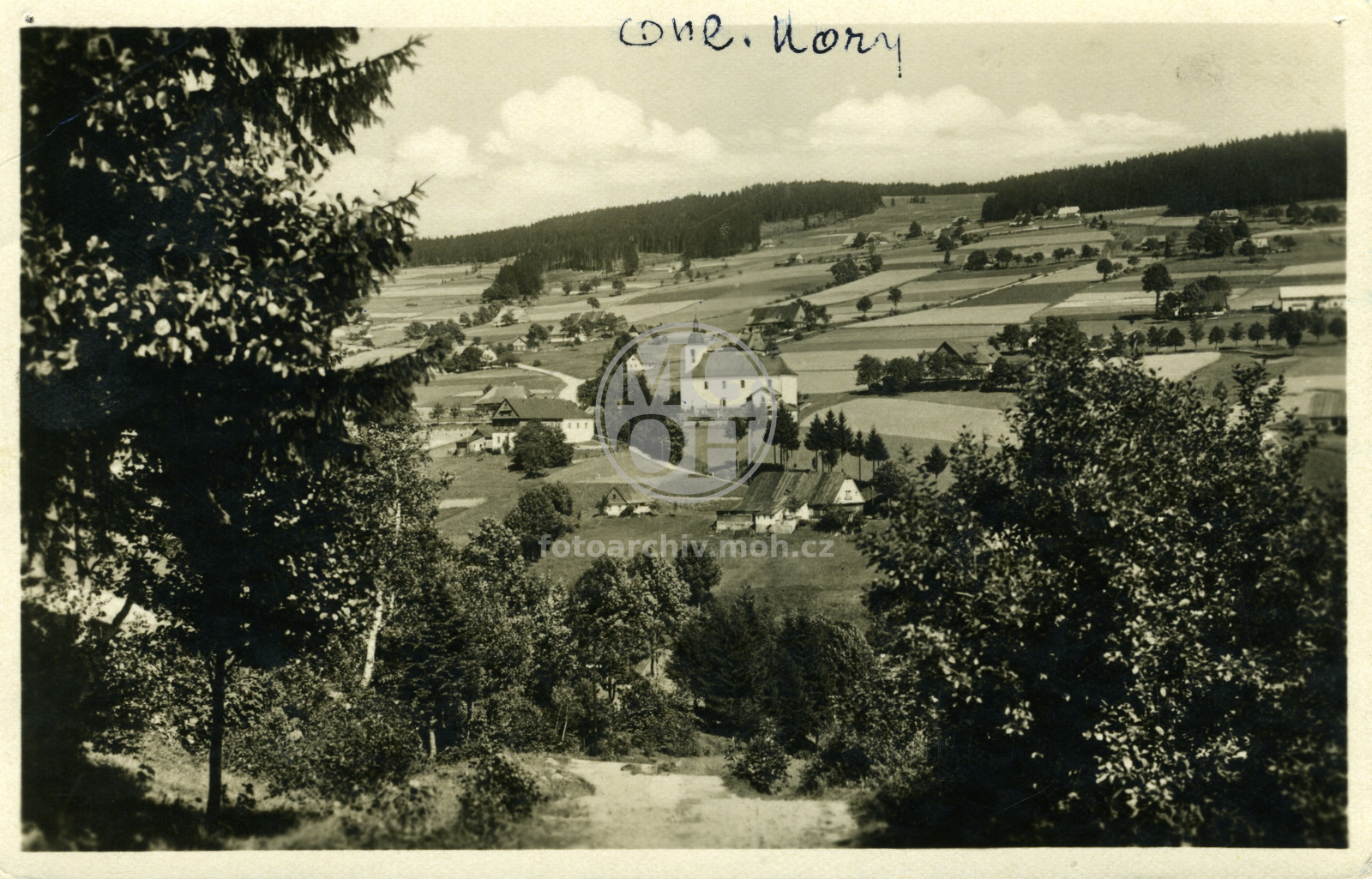 Fotografie - Pohled na obec a barokní kostel Dobrého Pastýře