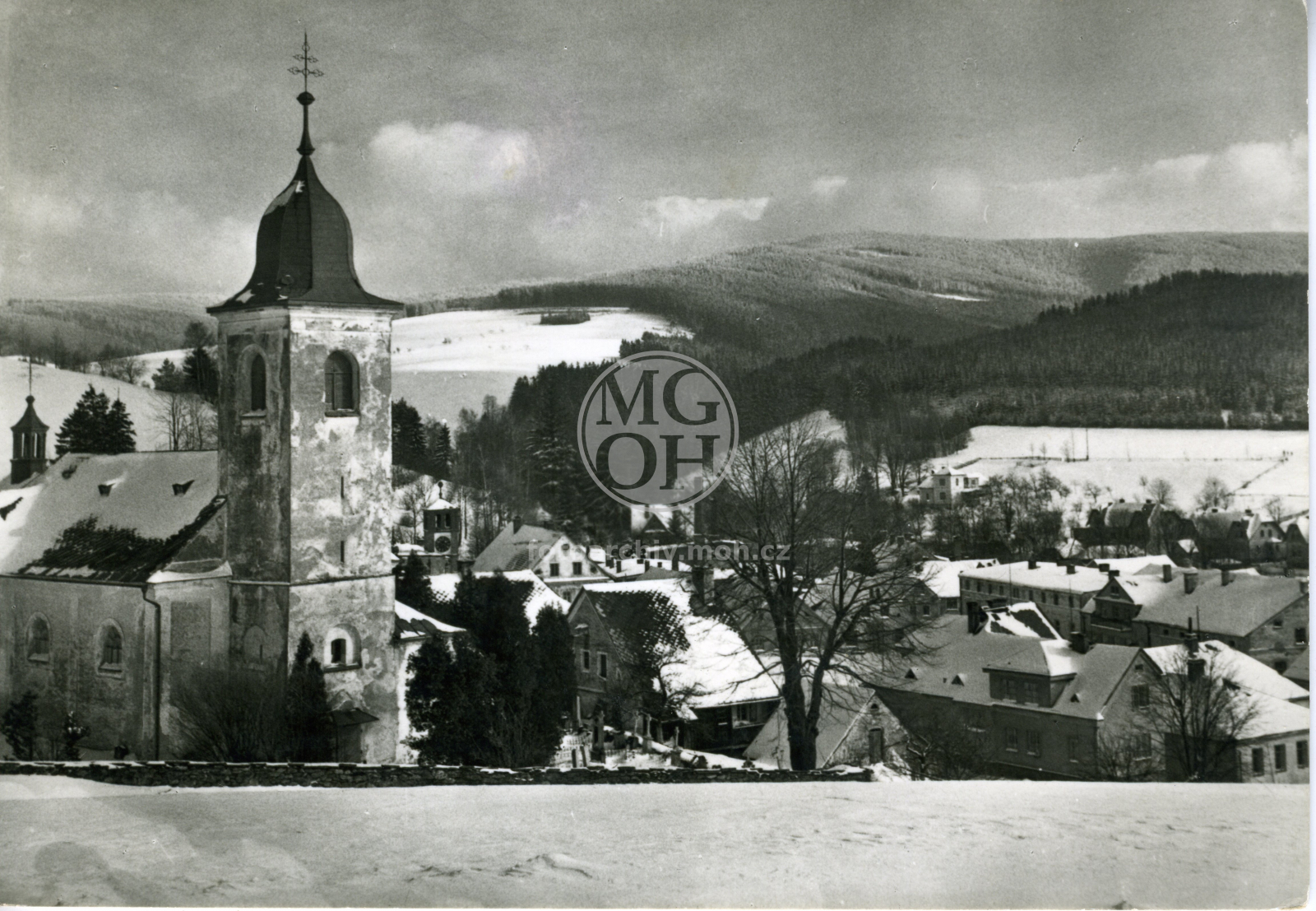 Fotografie - Zimní pohled na část obce u kostela sv. Maří Magdalény