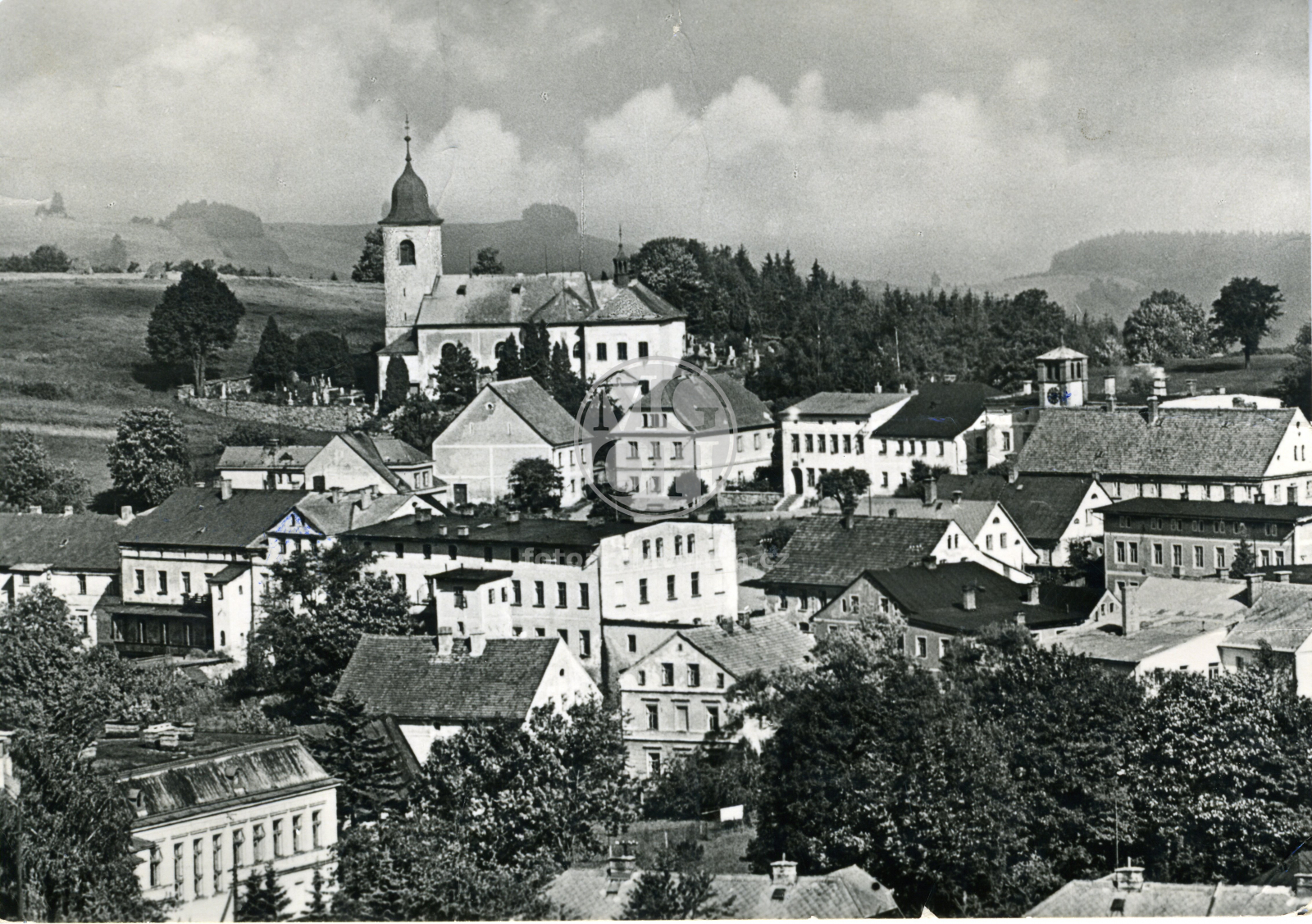 Fotografie - Pohled na střed obce s kostelem sv. Maří Magdalény