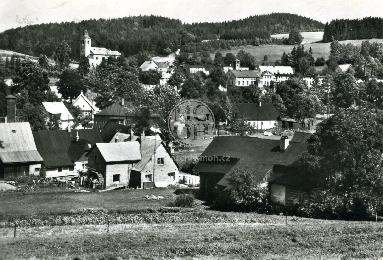 Fotografie - Pohled na střed obce s kostelem sv. Maří Magdalény