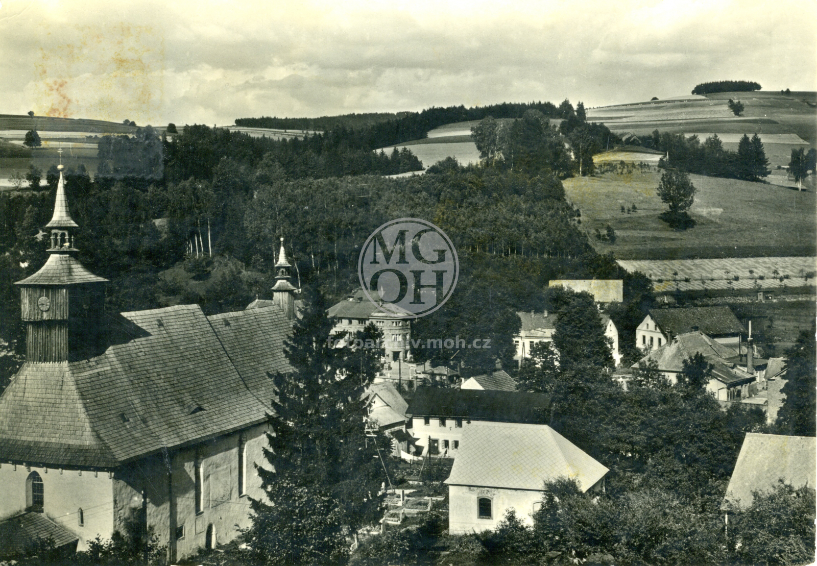 Fotografie - Část obce v okolí farního kostela Panny Marie