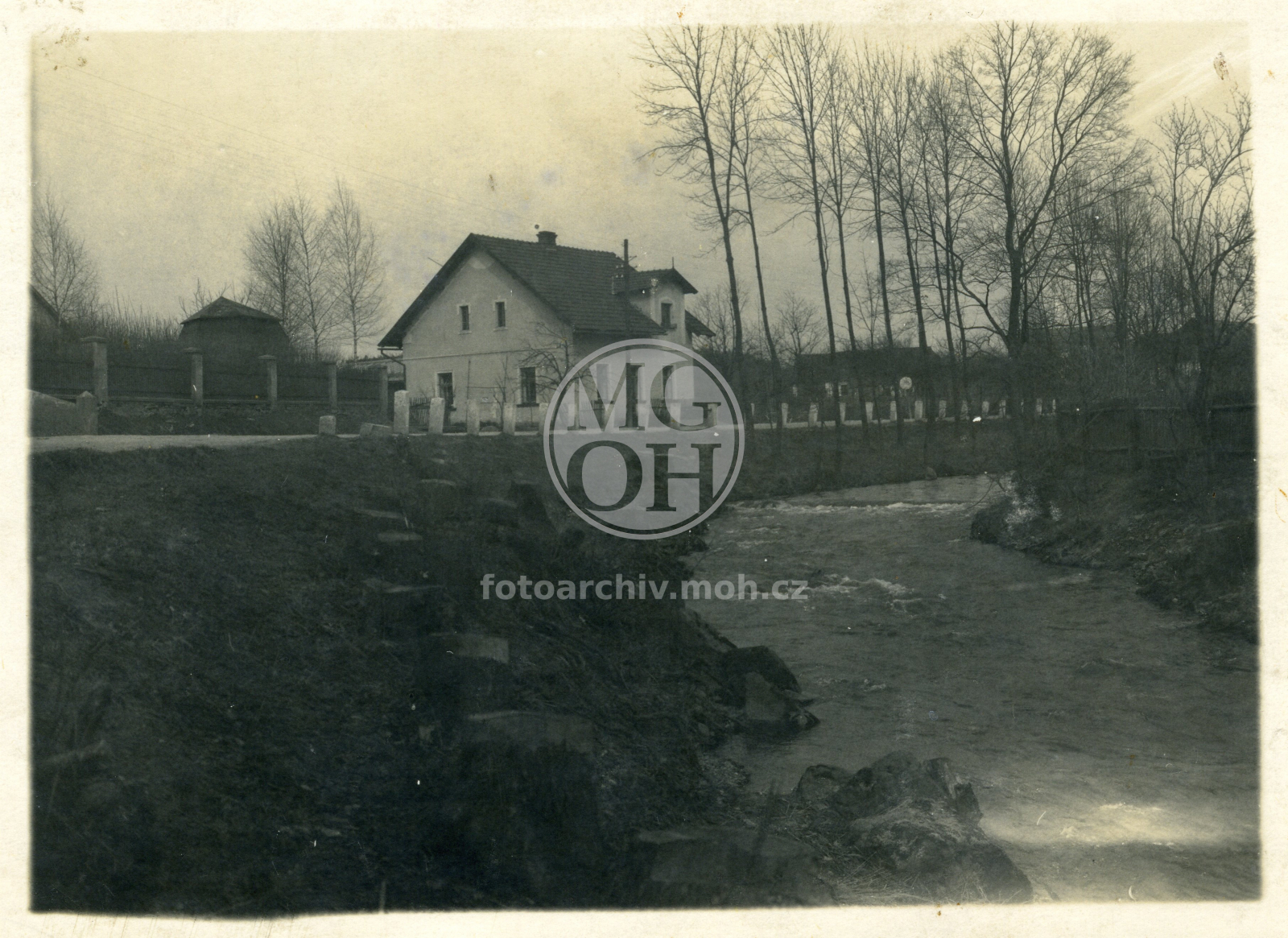 Fotografie - Řeka Bělá a dům