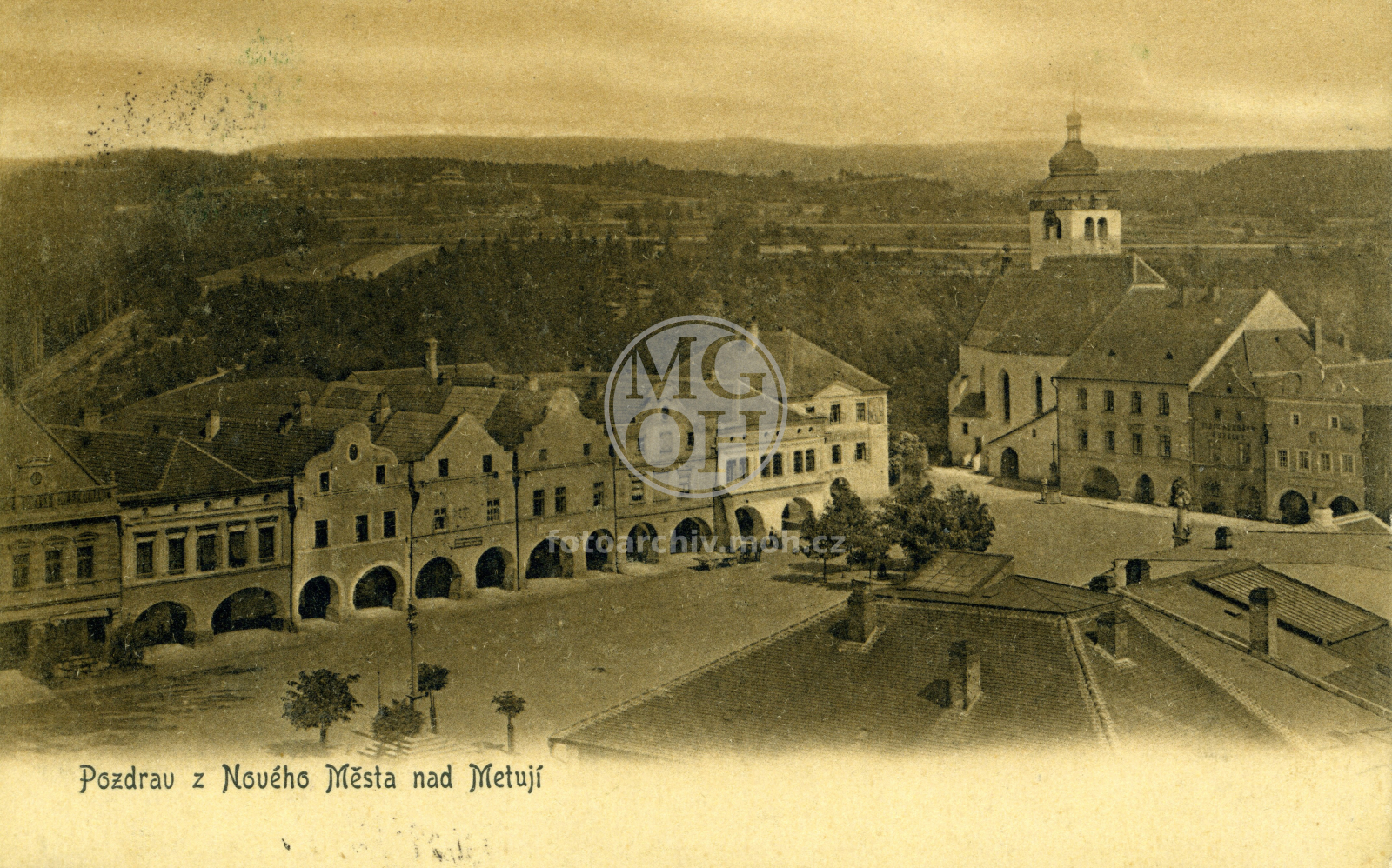 Fotografie - Jihovýchodní část náměstí s kostelem Nejsvětější Trojice