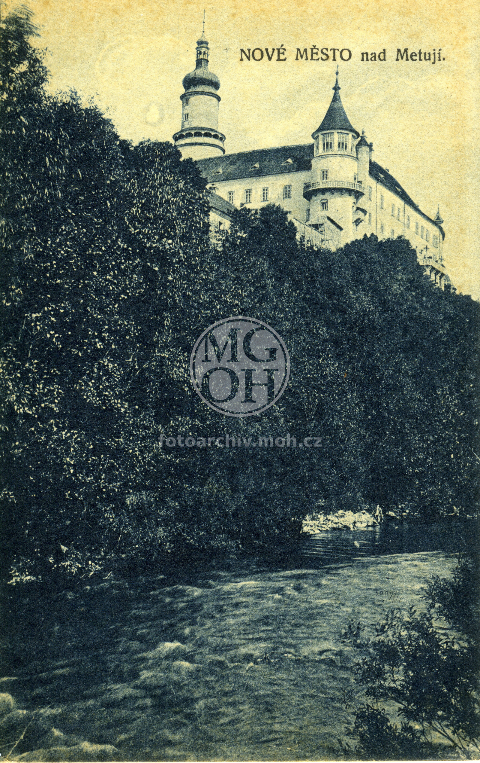 Fotografie - Pohled na zámek a Metuji od západu