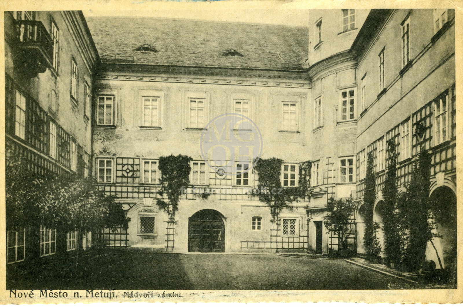 Fotografie - Nádvoří zámku