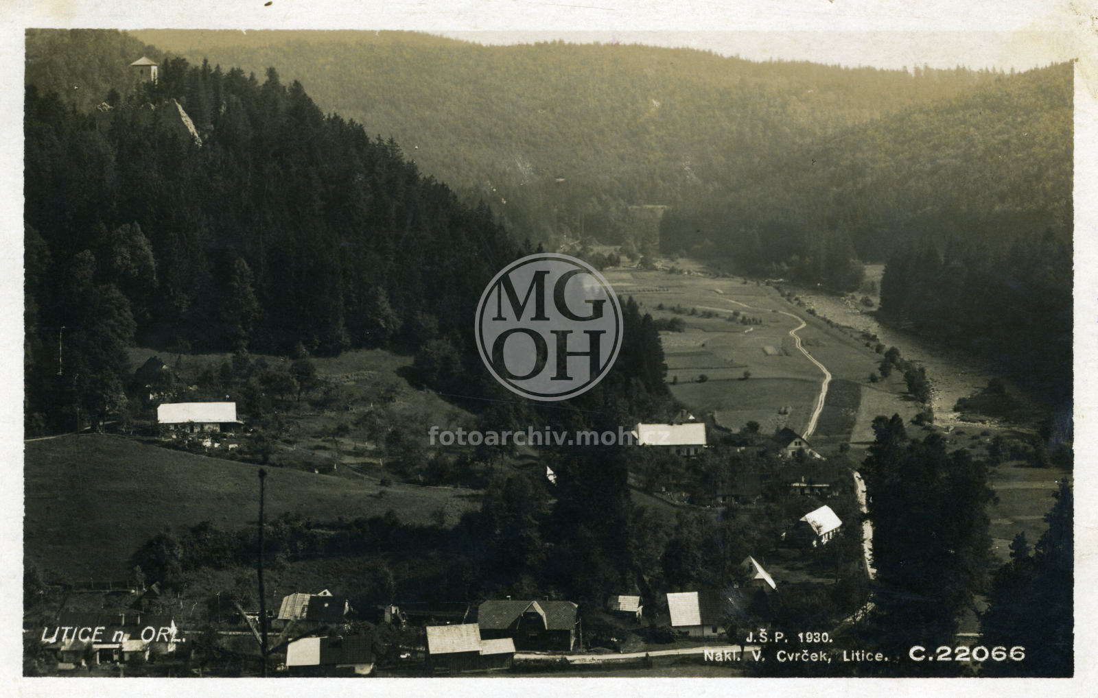 Fotografie - Pohled na obec a hrad