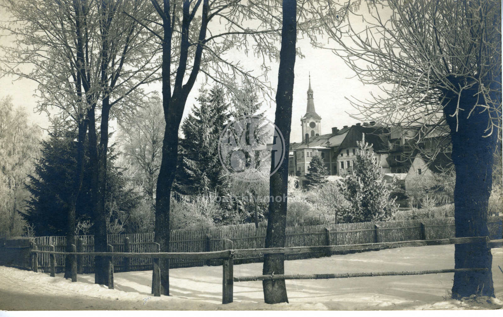 Fotografie - Pohled na část města s kostelem Sv. Archanděla Michaela