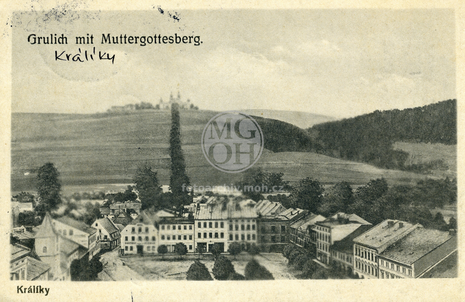 Fotografie - Část náměstí, v pozadí Hora Matky Boží