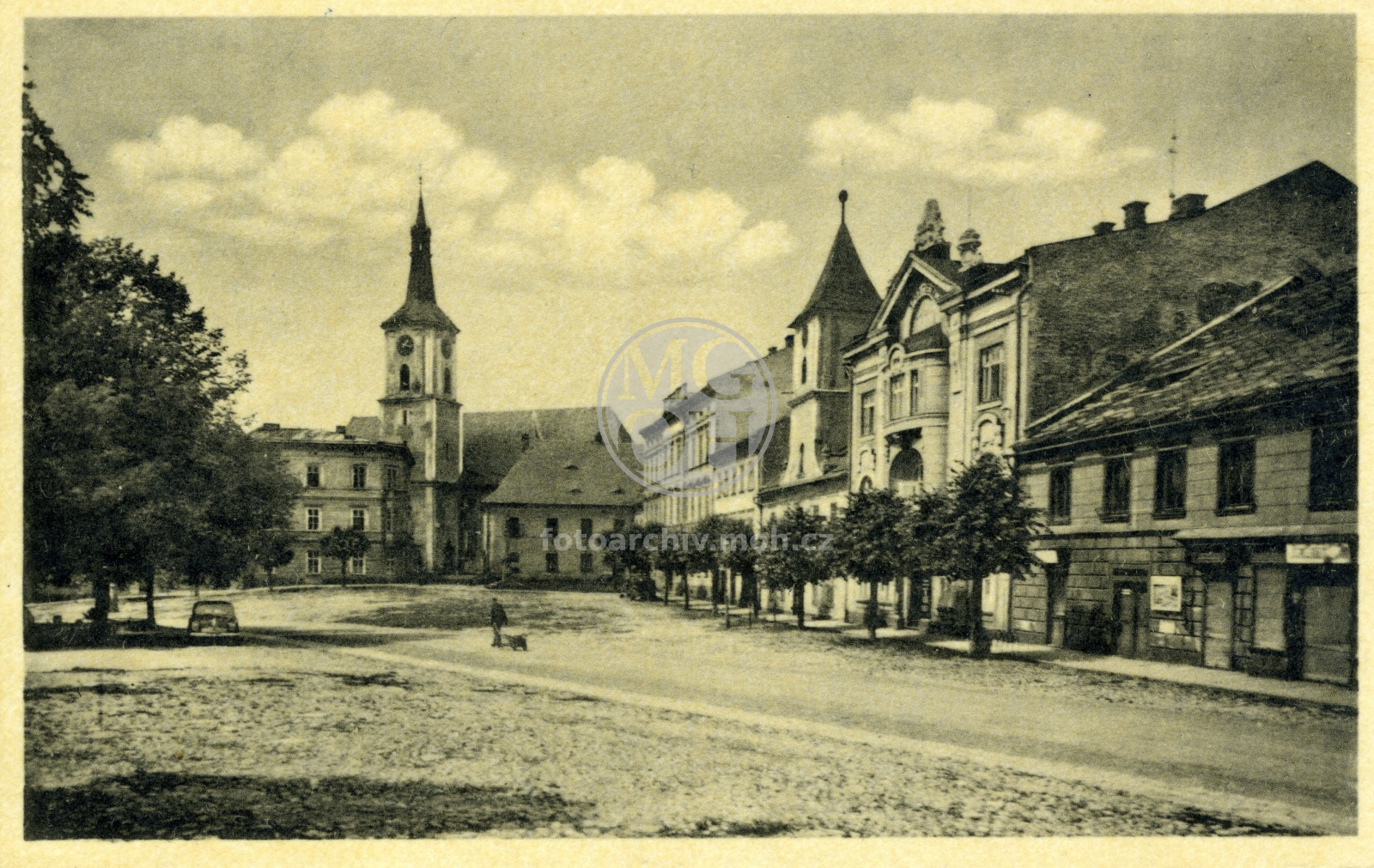 Fotografie - Velké náměstí s kostelem Sv. Archanděla Michaela