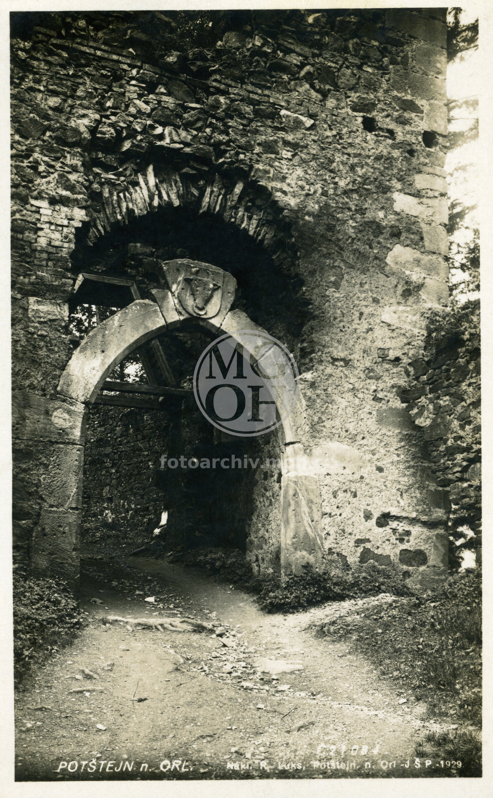 Fotografie - Zřícenina  hradu - brána