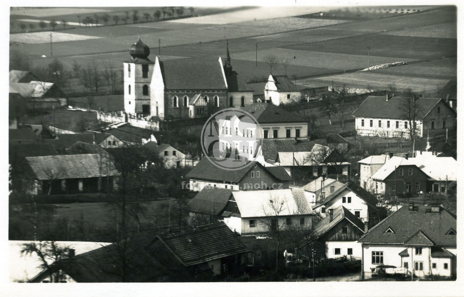 Fotografie - Kostel a okolí