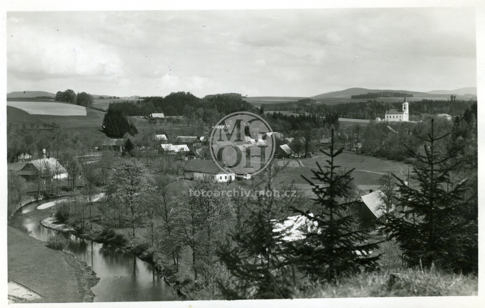 Fotografie - Celkový pohled s kostelem