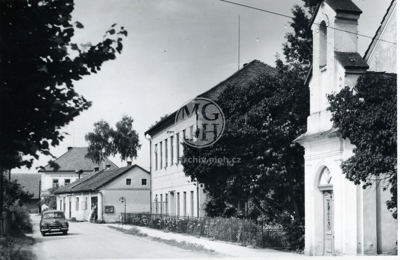 Fotografie - Škola a římskokatolický kostel