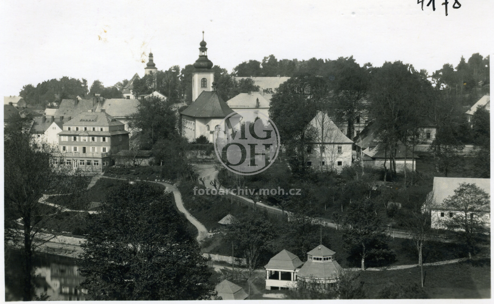 Fotografie - Pohled ke kostelu