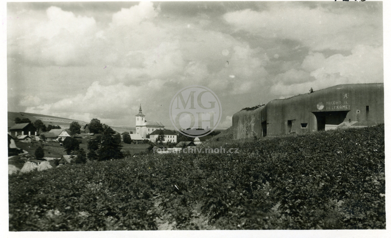 Fotografie - Pohled na kostel sv. Petra a Pavla, vpředu pěchotní srub K-S 46