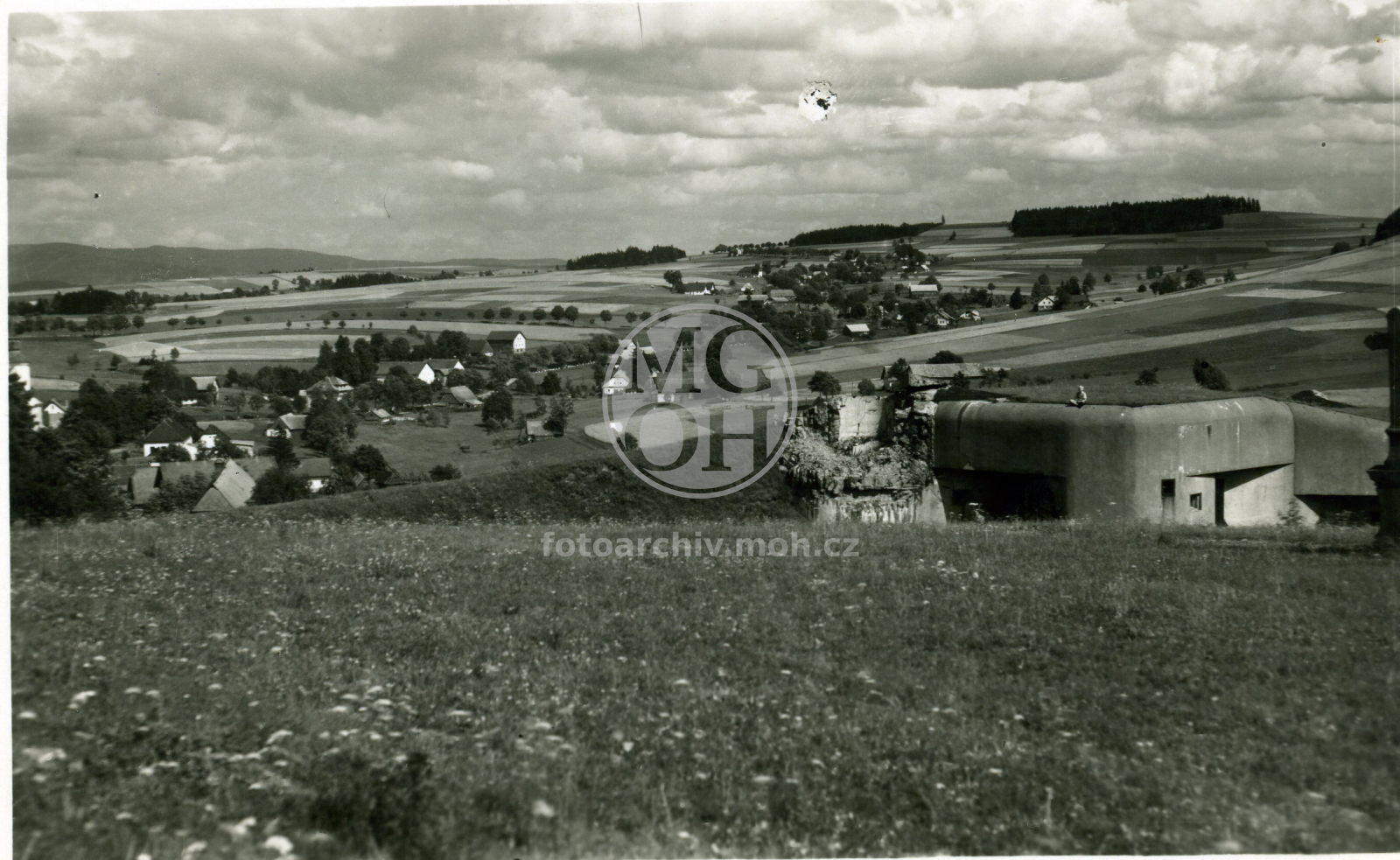 Fotografie - Pěchotní srub K-S 46, vzadu obec České Petrovice