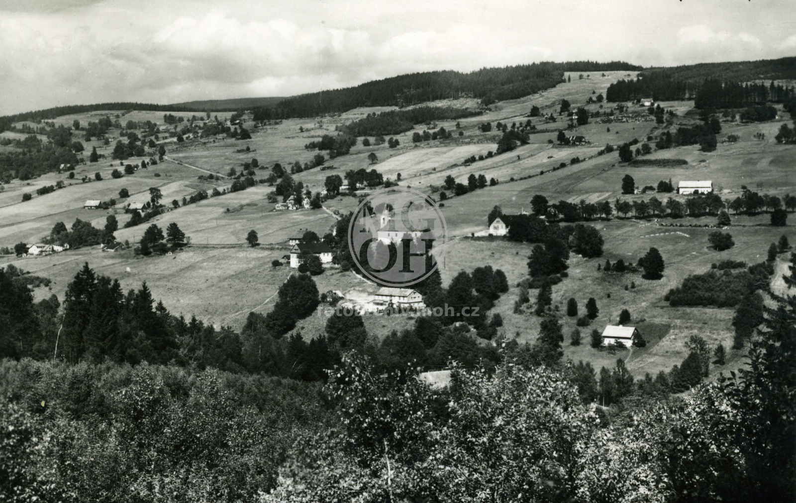 Fotografie - Celkový pohled s kostelem