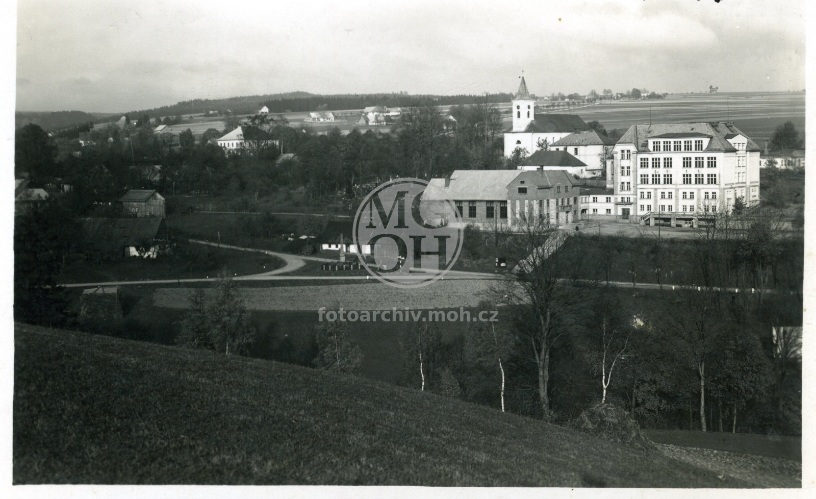 Fotografie - Celkový  pohled-  kostel, sokolovna, škola