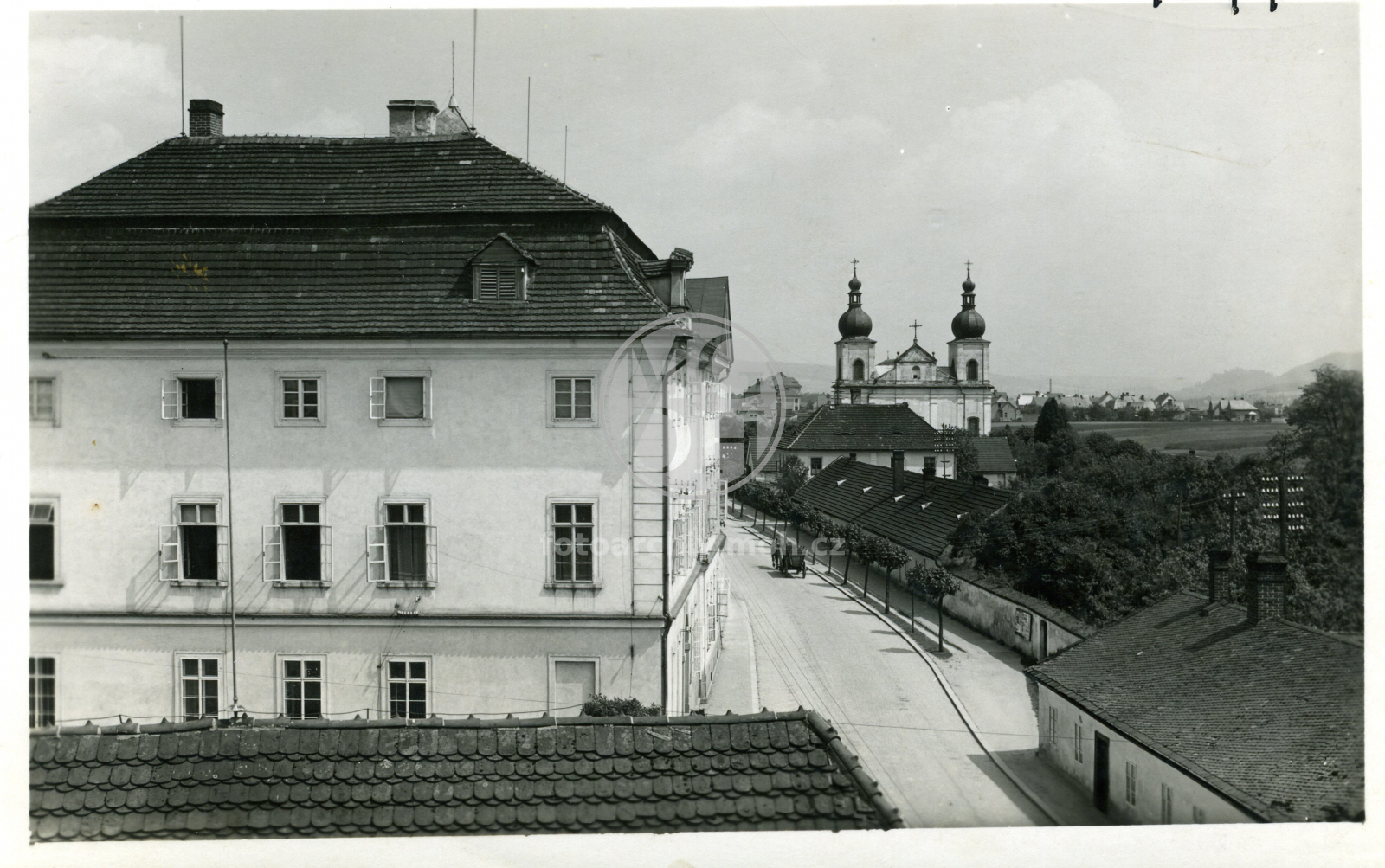 Fotografie - Tyršova ulice - starý zámek a hřbitovní kostel sv. Anny