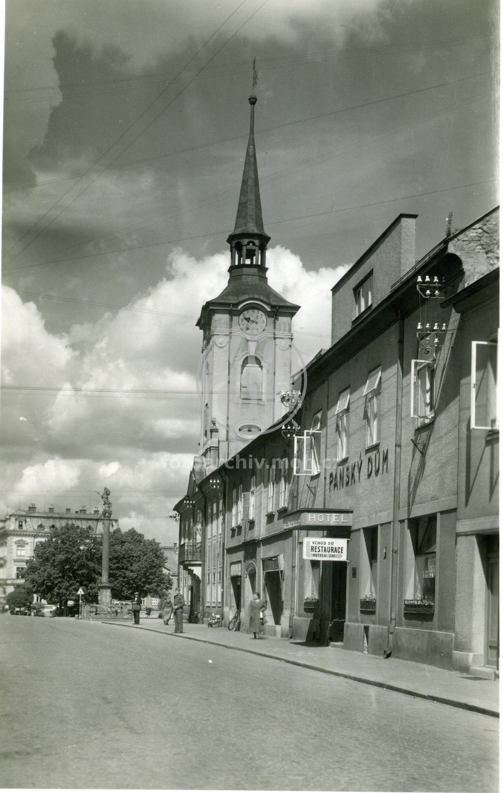 Fotografie - Příjezd na náměstí