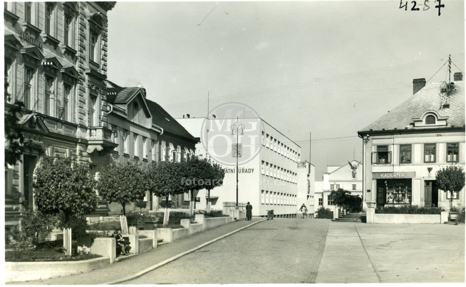 Fotografie - Náměstí - západní část s radnicí a budovou  Státních úřadů