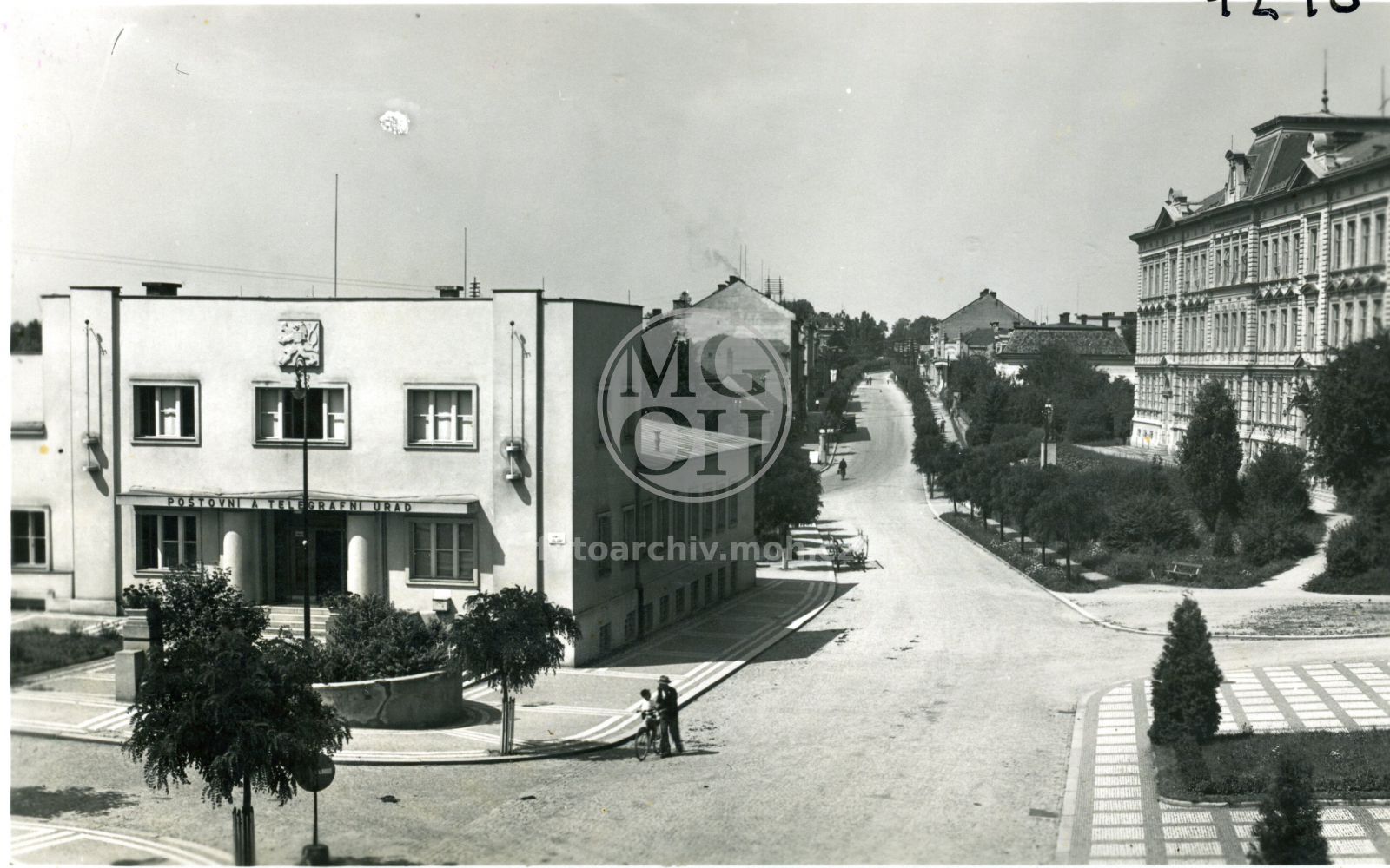 Fotografie - Poštovní a telegrafní úřad (vpravo budova Reálného gymnázia)