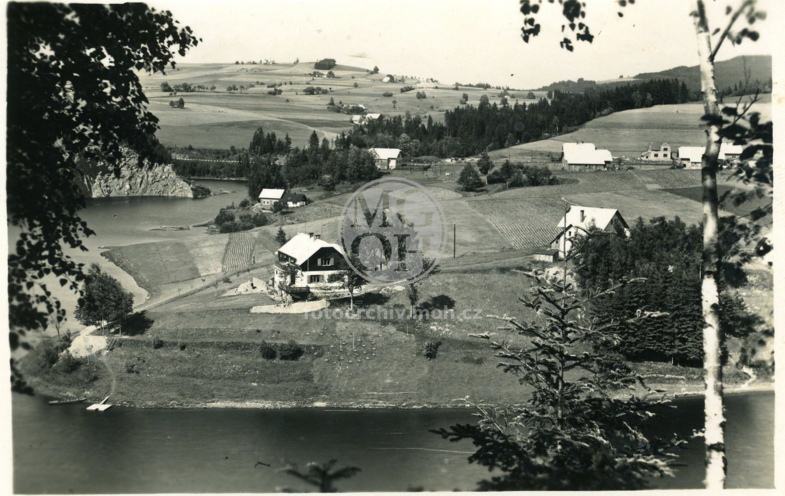 Fotografie - Celkový pohled. Je vidět i voda Pastvinnské přehrady