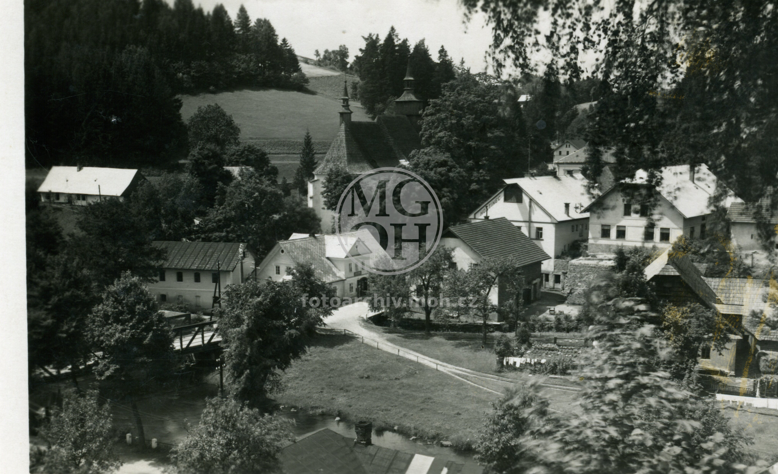 Fotografie - Pohled na kostel a okolí