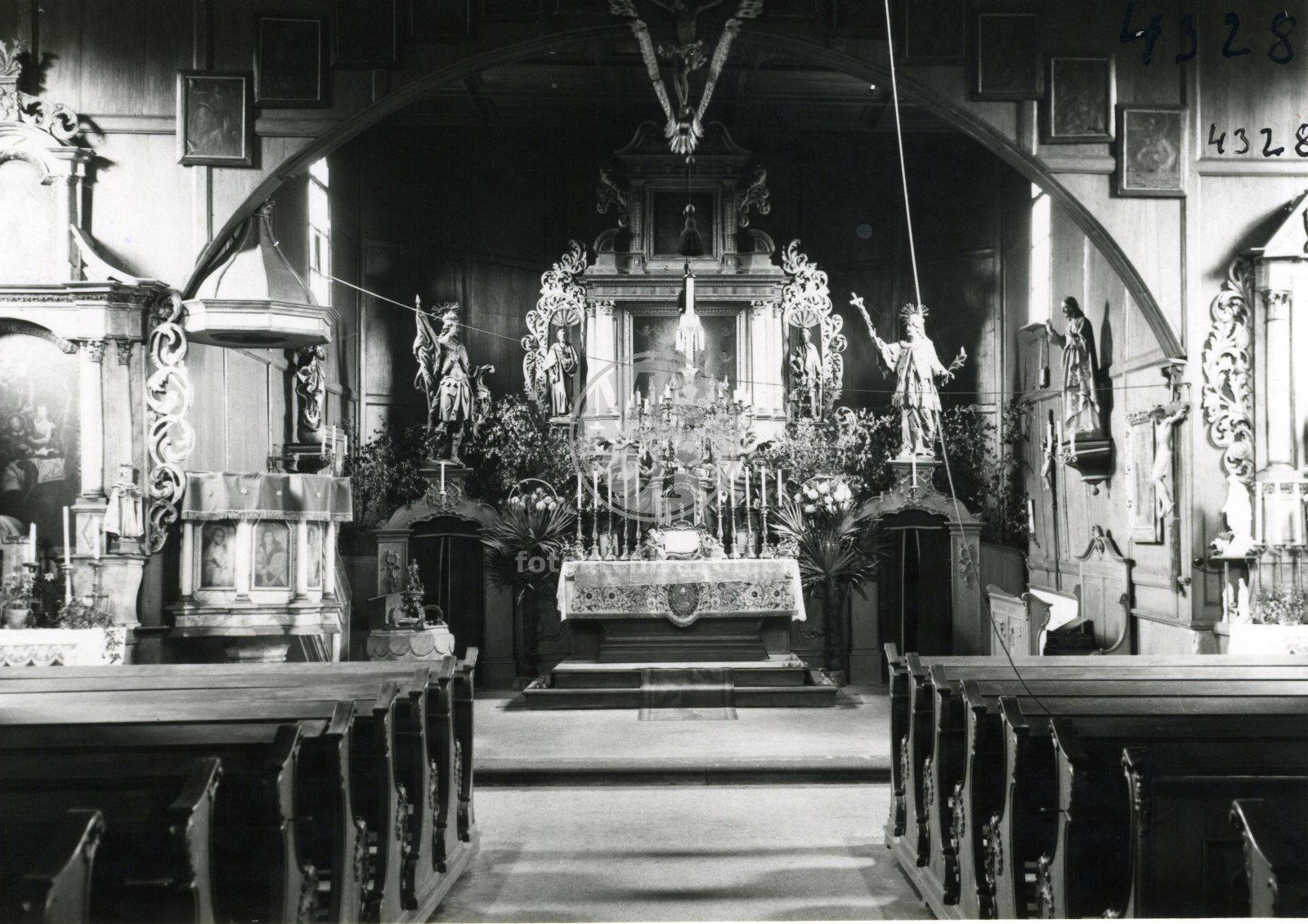 Fotografie - Vnitřek kostela z r.1691