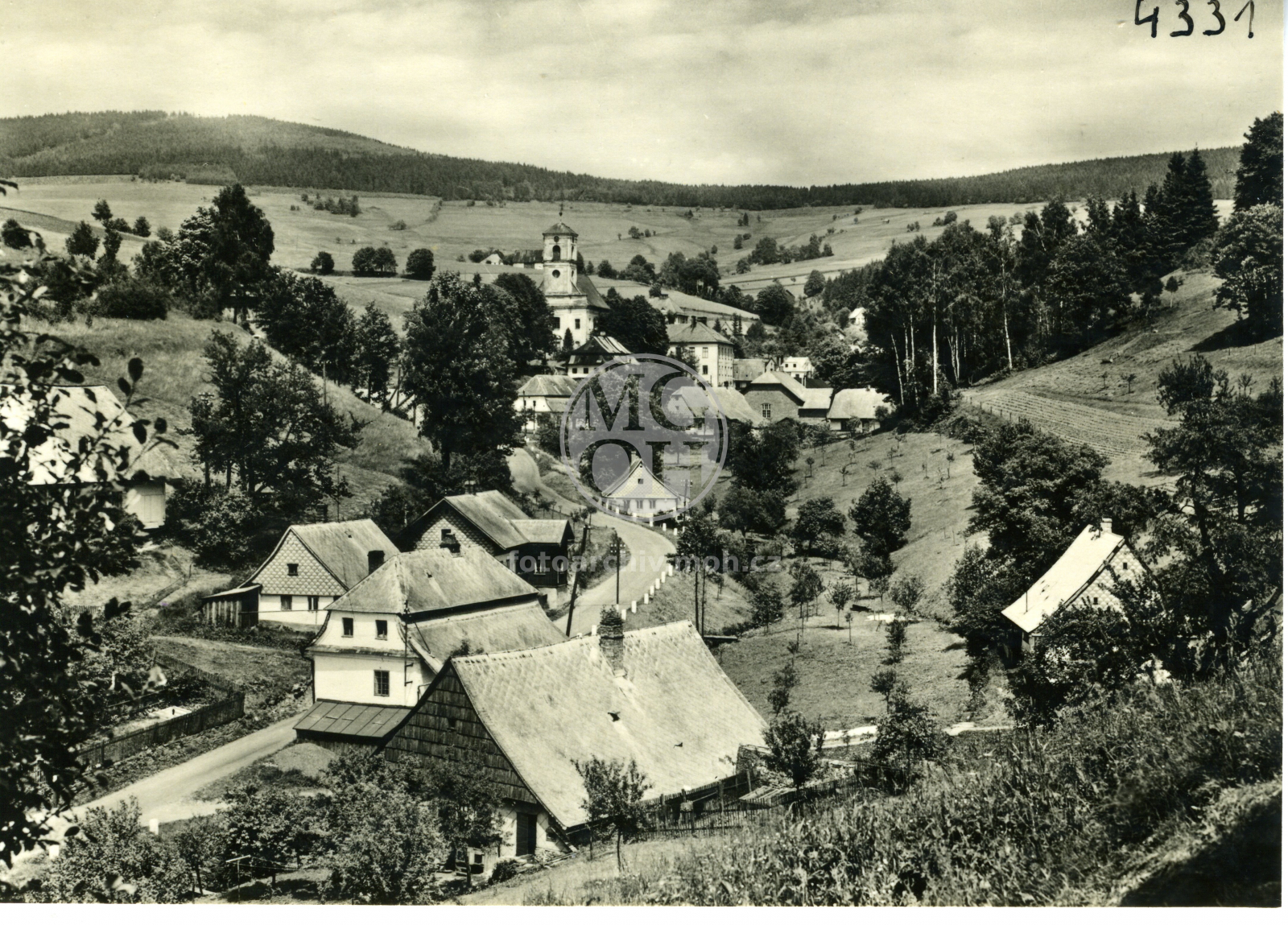 Fotografie - Pohled ke kostelu