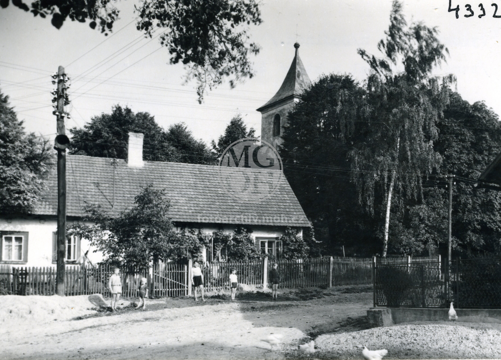 Fotografie - Památný kostel a stará škola