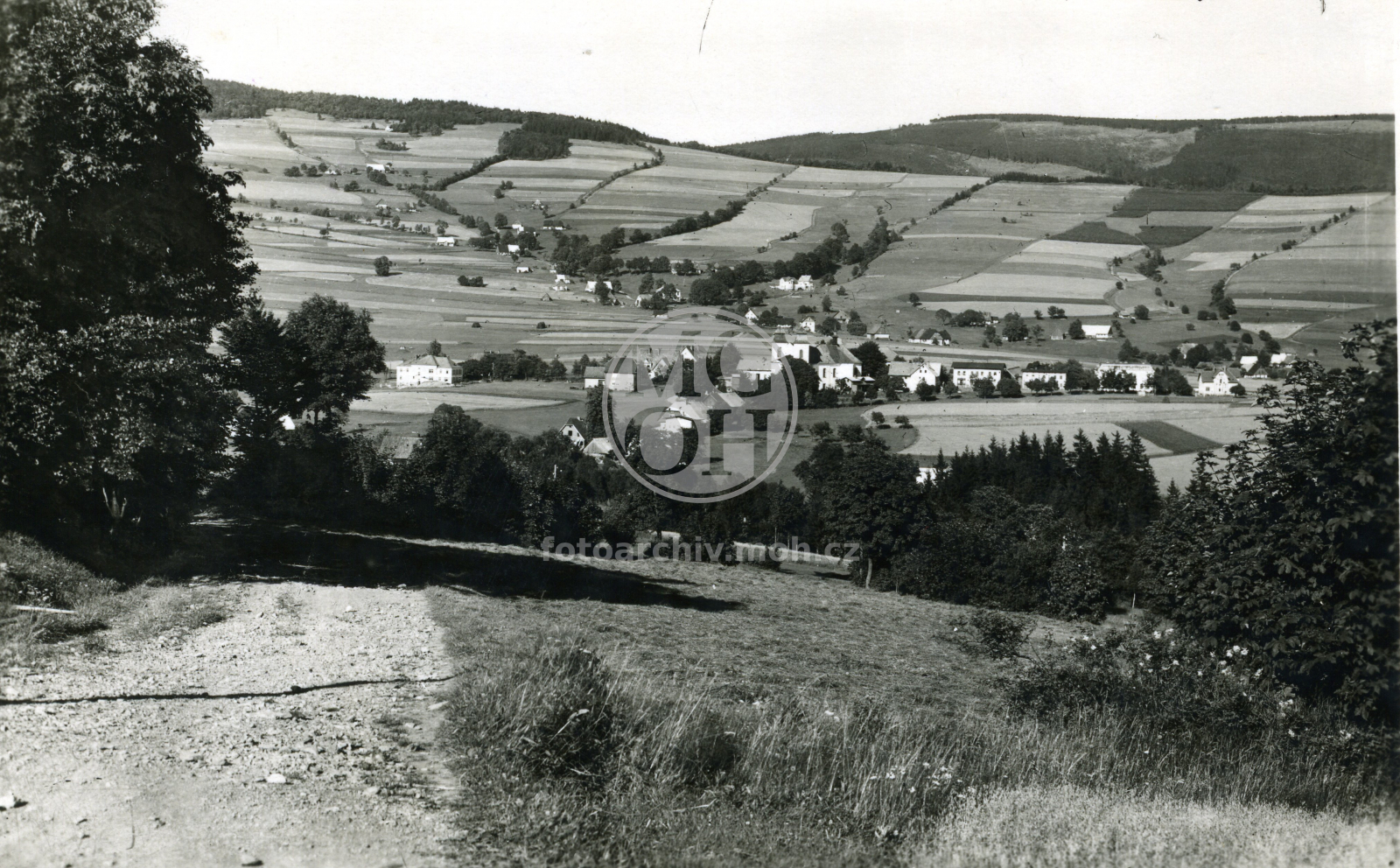 Fotografie - Pohled ke kostelu z cesty na  Dříš