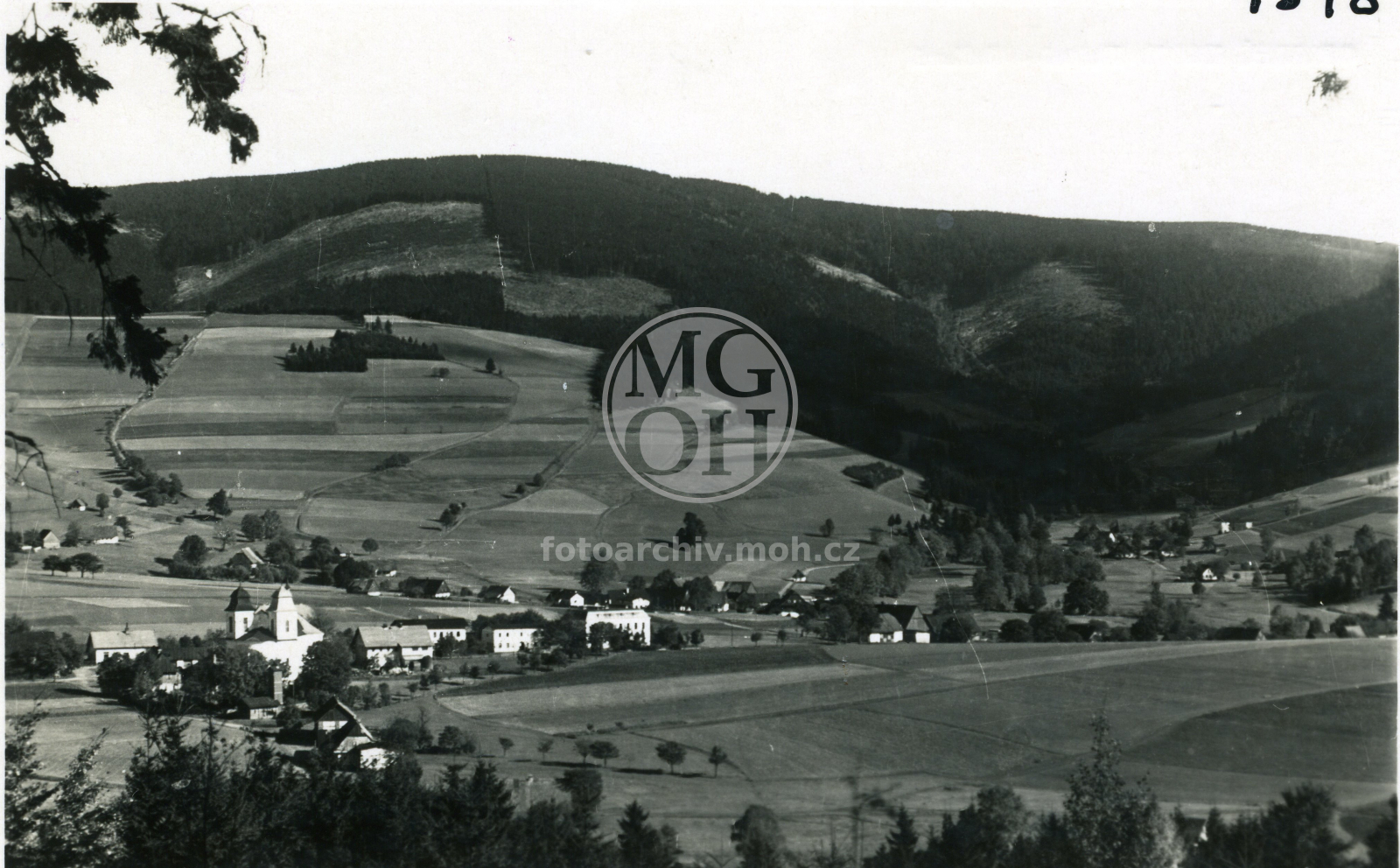 Fotografie - Pohled ke kostelu z cesty na Panoramu