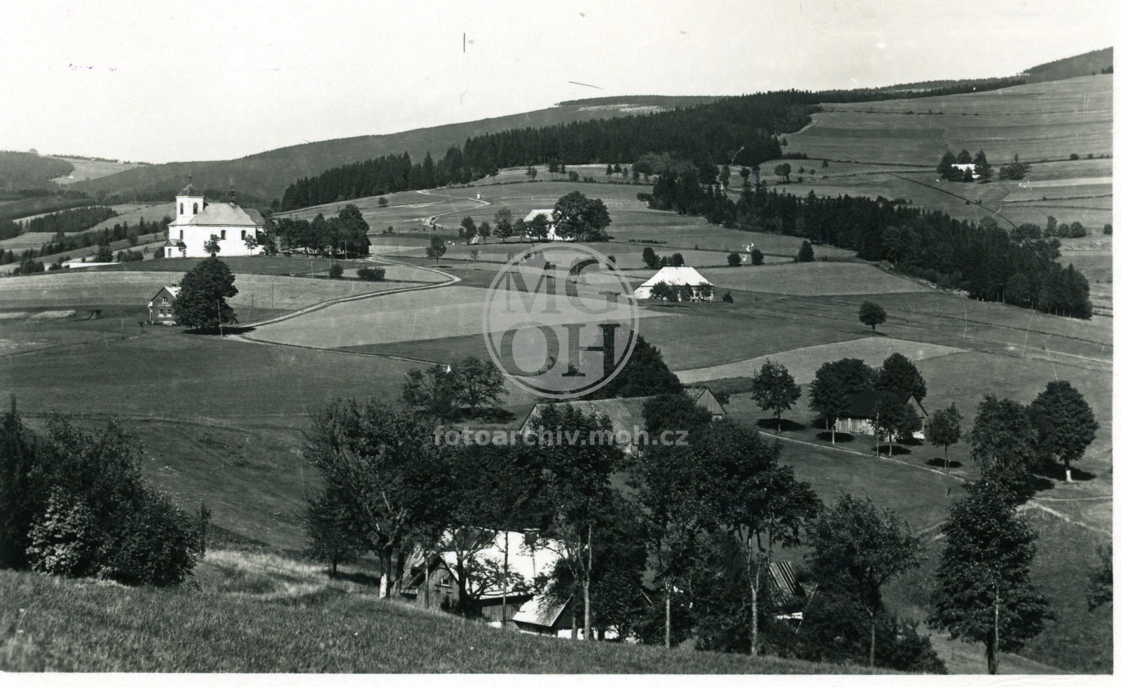 Fotografie - Pohled ke kostelu sv. Matouše od Staré Hutě