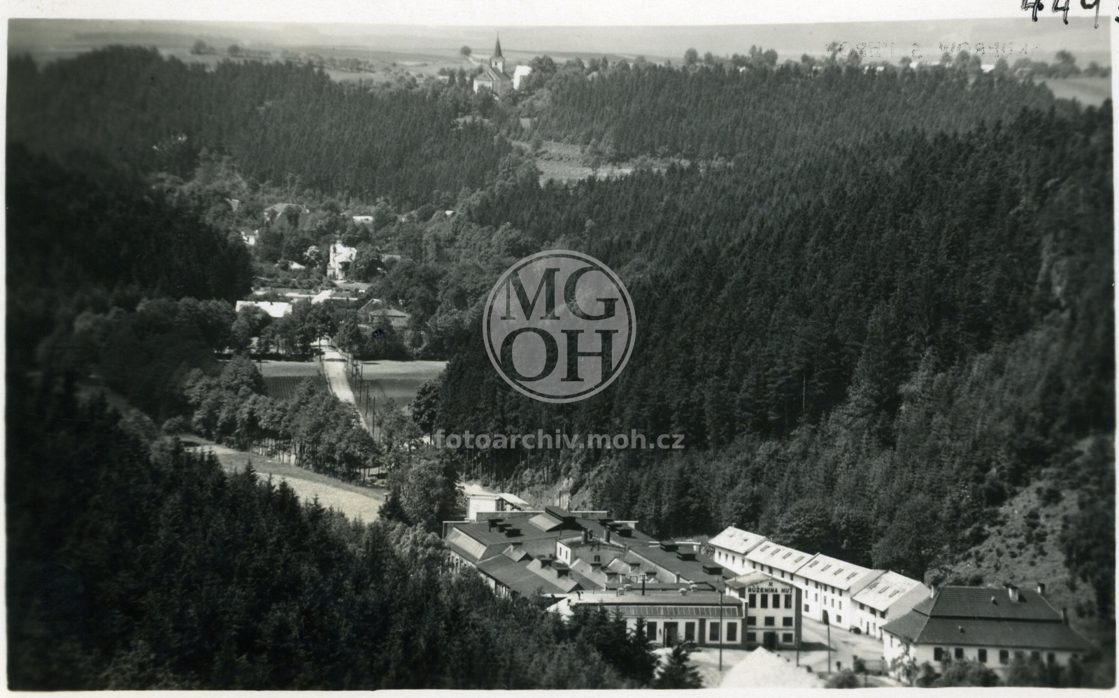 Fotografie - Růženina huť, v pozadí střed obce a kostel.