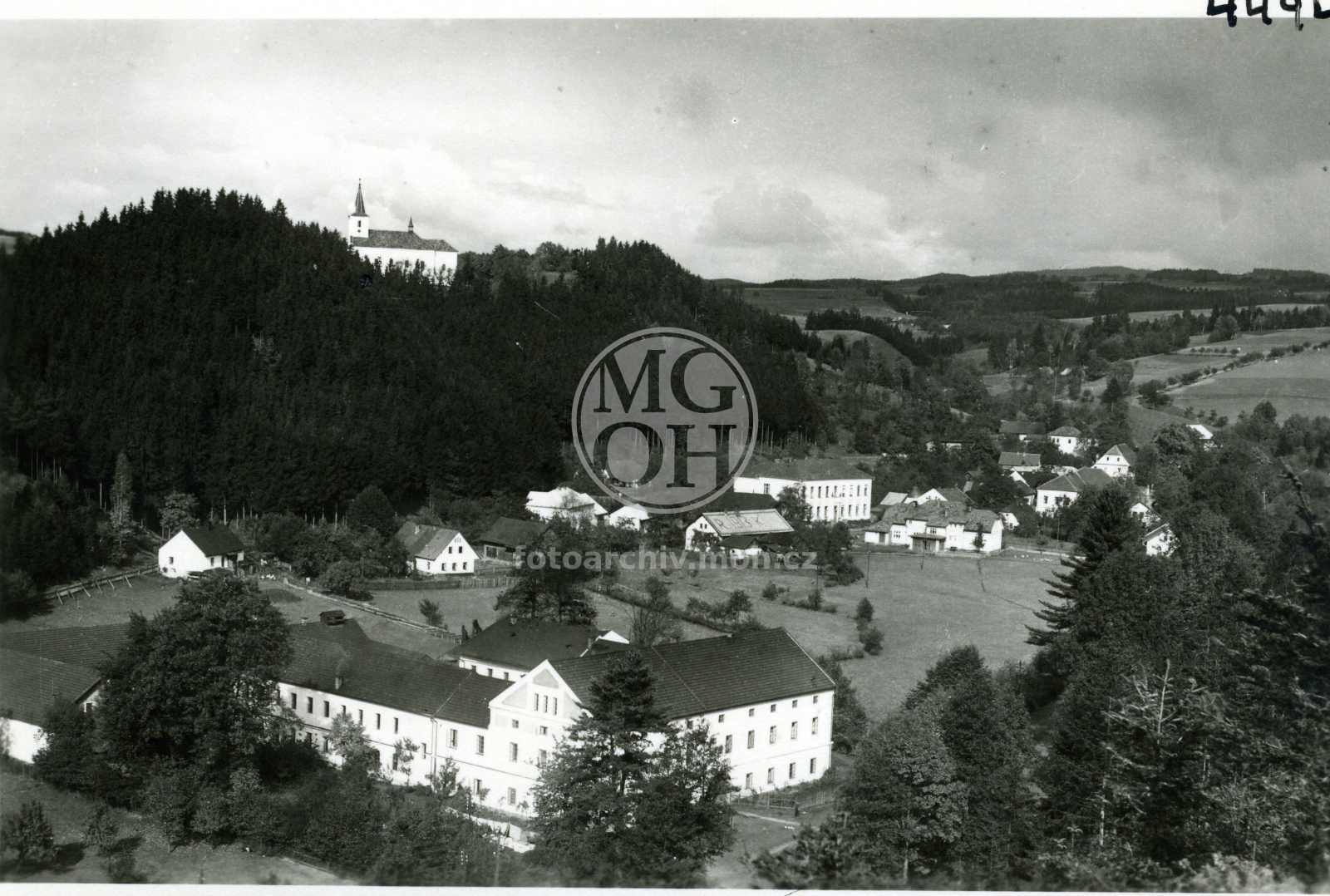 Fotografie - Pohled na obec, v popředí tzv. Sejkorovna.