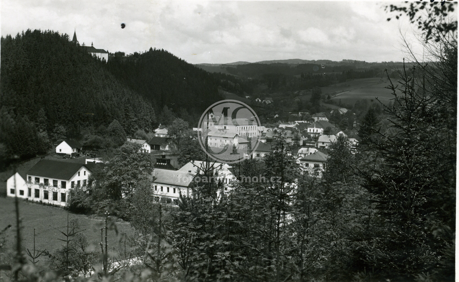 Fotografie - Pohled na obec, v popředí tzv. Sejkorovna.