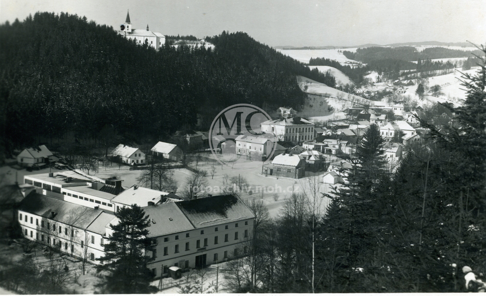 Fotografie - Zimní pohled na obec, v popředí Sejkorovna.