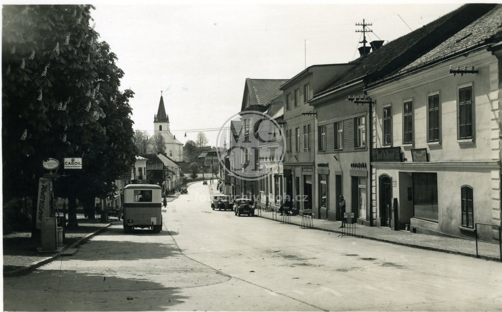 Fotografie - Směr od náměstí ke kostelu