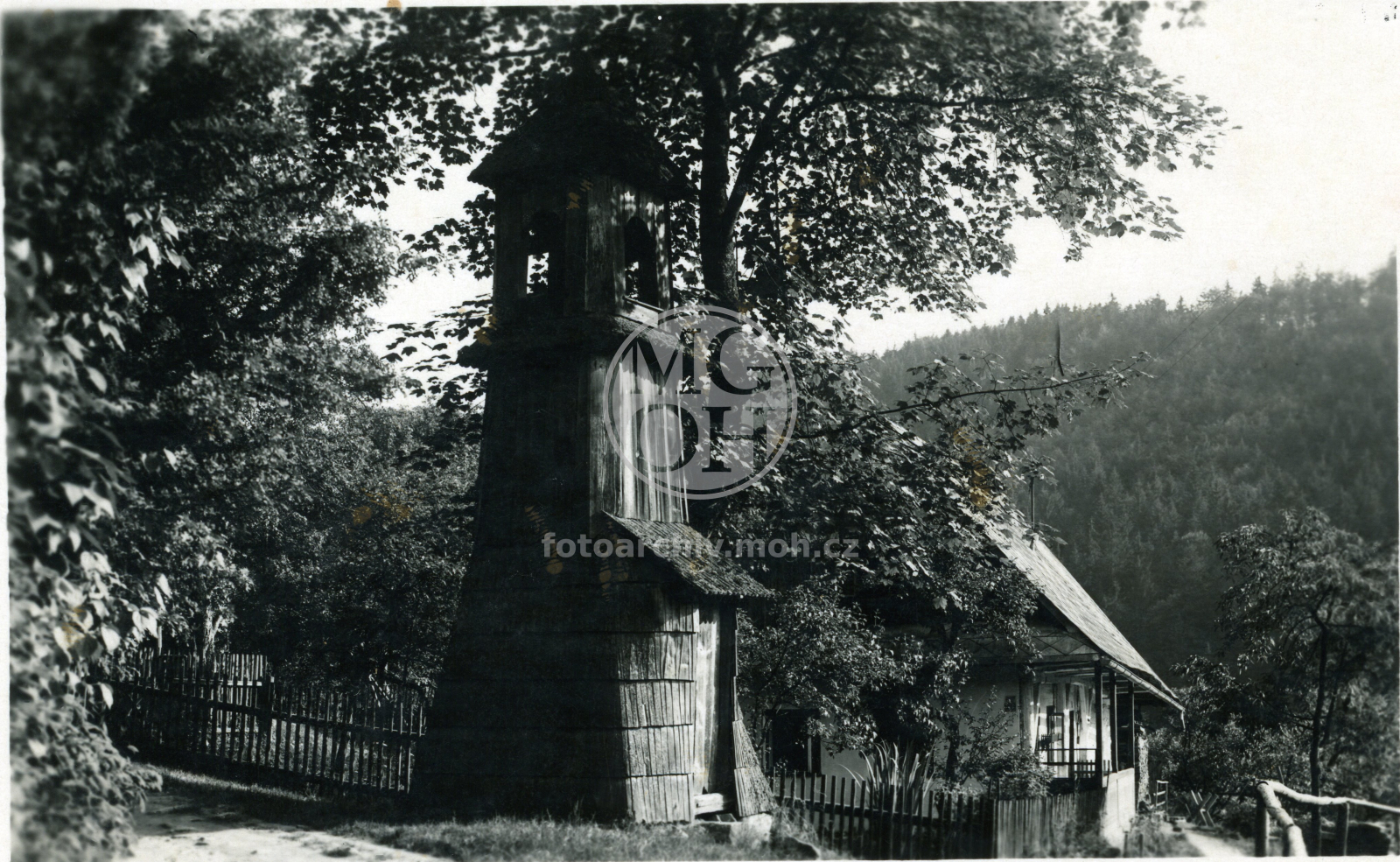 Fotografie - Dřevěná zvonice