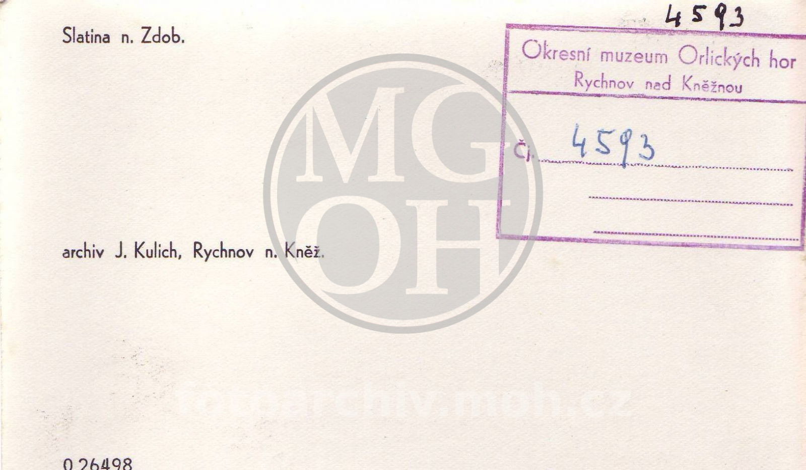 Fotografie - Celkový pohled na střed obce s kostelem a školou